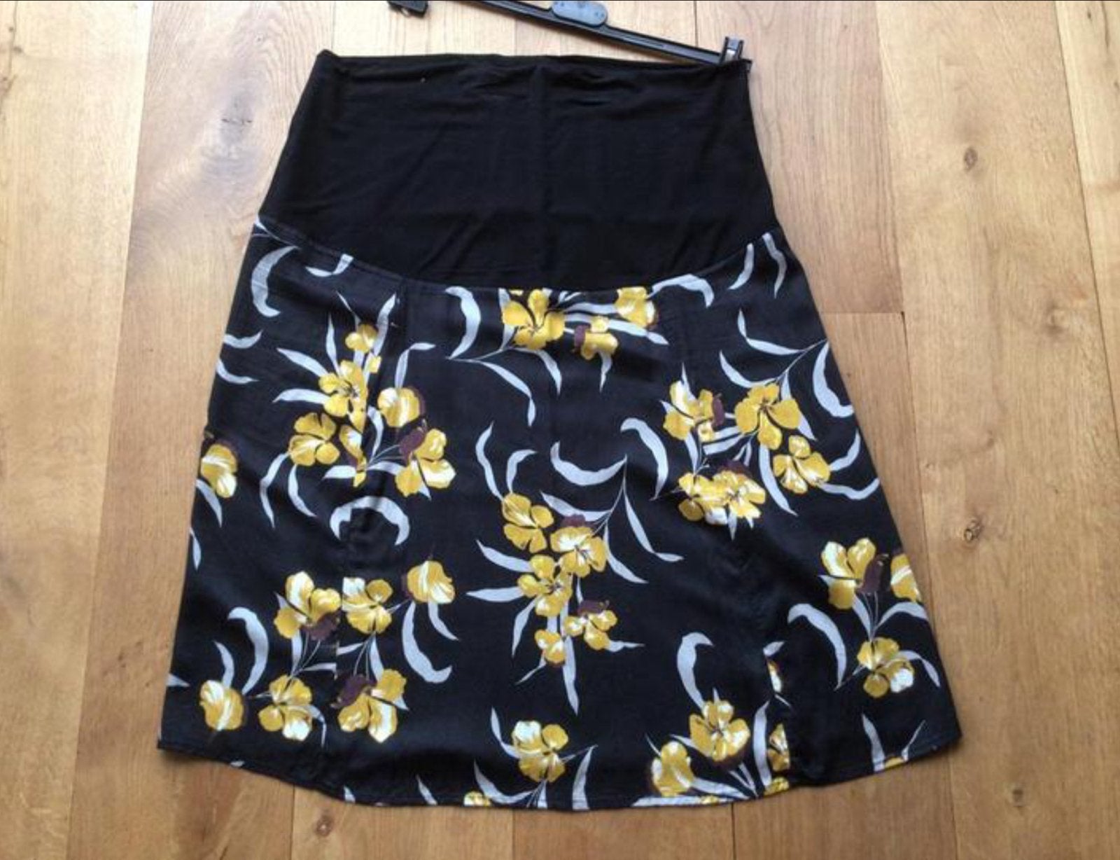Zwarte rok met gele bloemenprint - Maat L, Kleding | Dames, Zwart, Maat 42/44 (L), Ophalen of Verzenden, Zo goed als nieuw