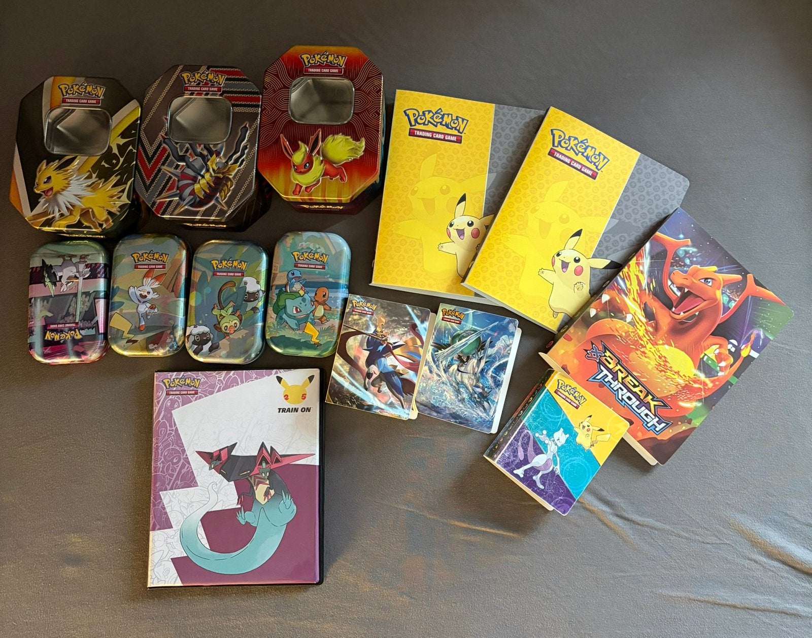 Groot Pokémon Opbergpakket – 7x Tins & 7x Verzamelmappen, Ophalen of Verzenden, Zo goed als nieuw, Boek of Catalogus