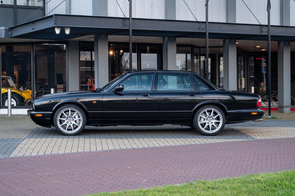 Jaguar XJR 100 4.0 Supercharged (bj 2003, automaat), Automaat, Gebruikt, Zwart, Bedrijf