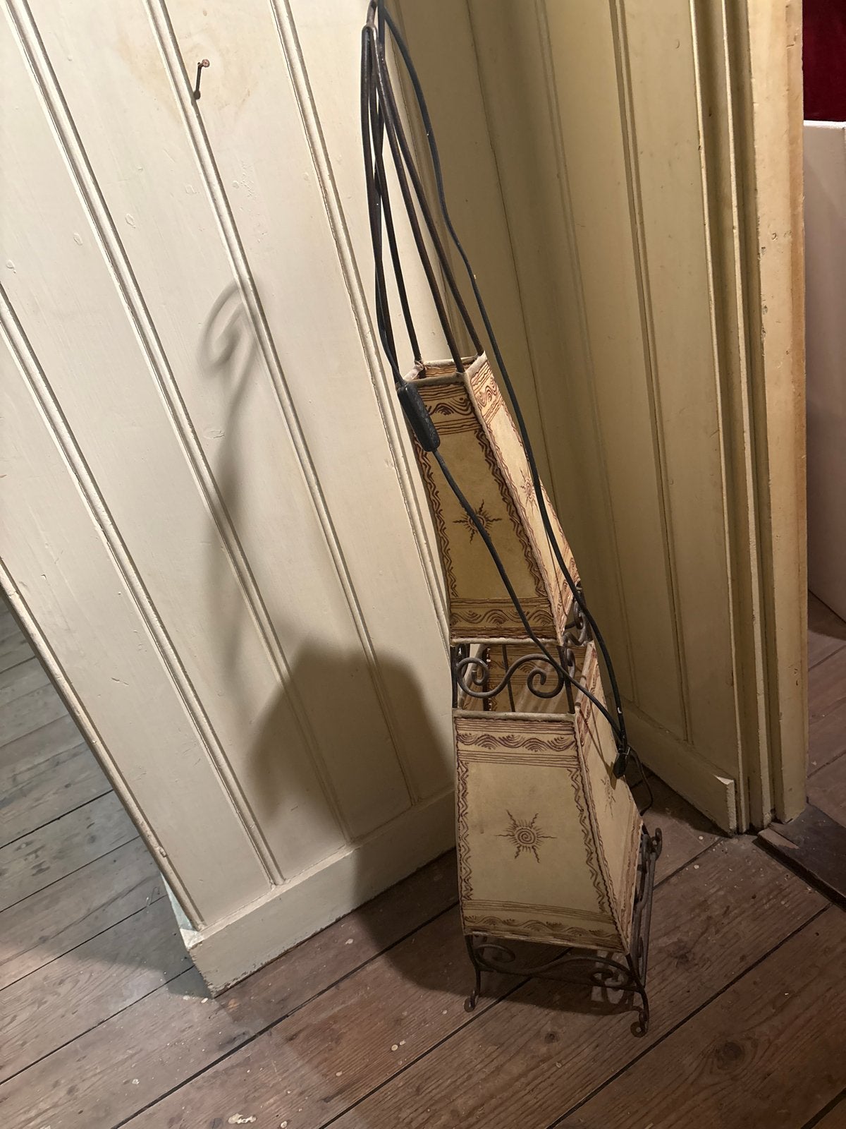 Unieke staande lamp van dierenhuid, 100 cm hoog, Ophalen, Gebruikt, Natuurlijk materiaal, 100 tot 150 cm