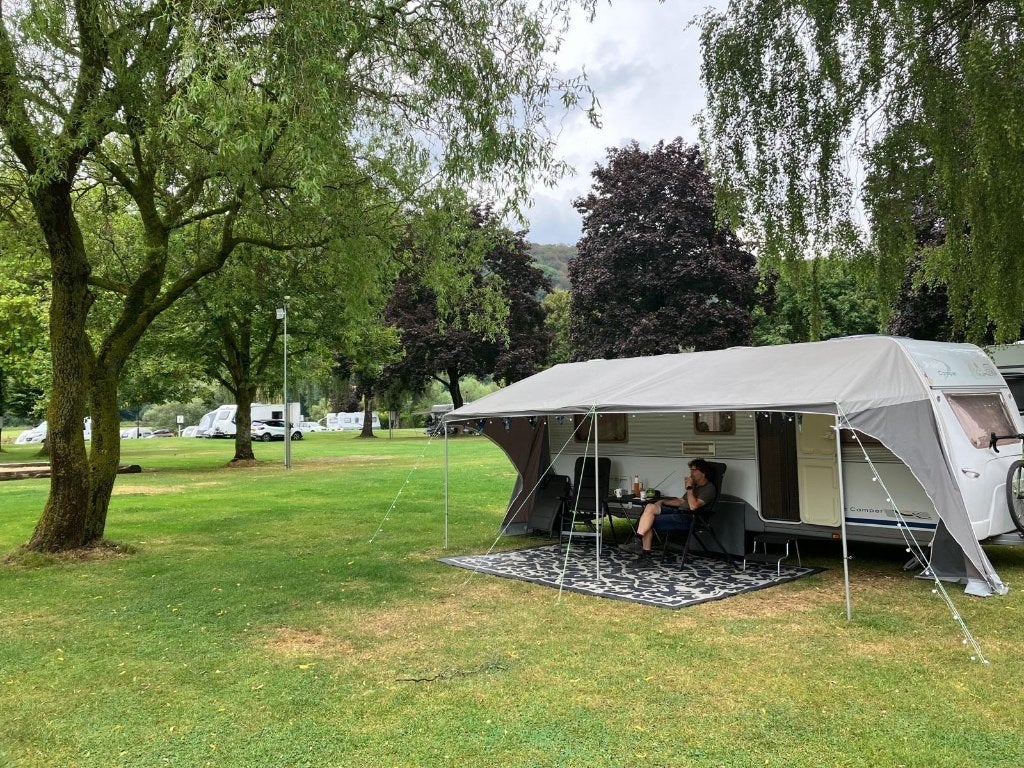 Prachtige en complete Dethleffs 510 (2003), Caravans en Kamperen, Rondzit, Particulier, Dwarsbed, Koelkast