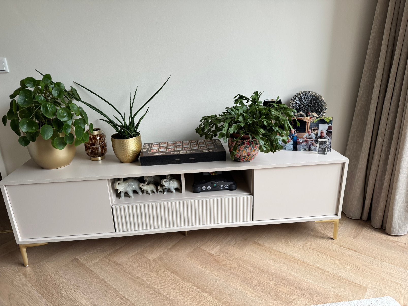 Beige TV Meubel met Gouden Pootjes - 180cm Breed, 150 tot 200 cm, Ophalen of Verzenden, Zo goed als nieuw, Minder dan 100 cm