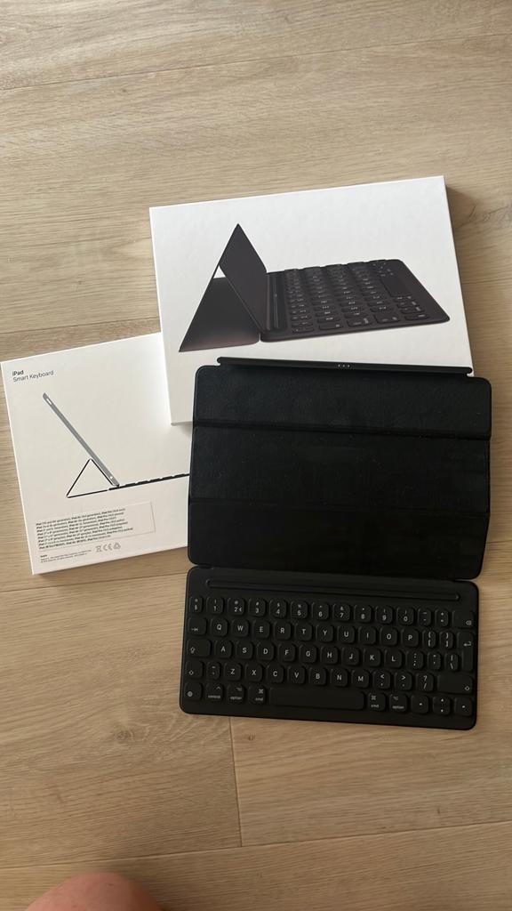 Apple iPad Smart Keyboard – Nieuw in doos, Computers en Software, Tablet-hoezen, Zo goed als nieuw, Bescherming voor- en achterkant