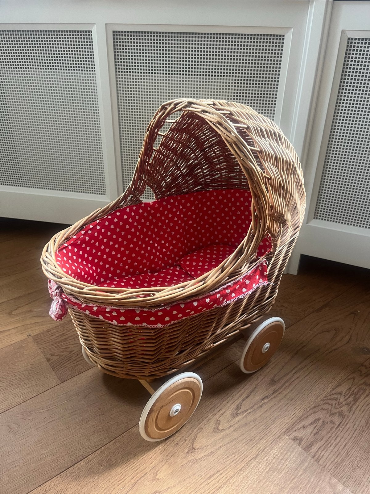 Rieten poppenwagen met rood-wit gestippelde bekleding, Ophalen of Verzenden, Gebruikt