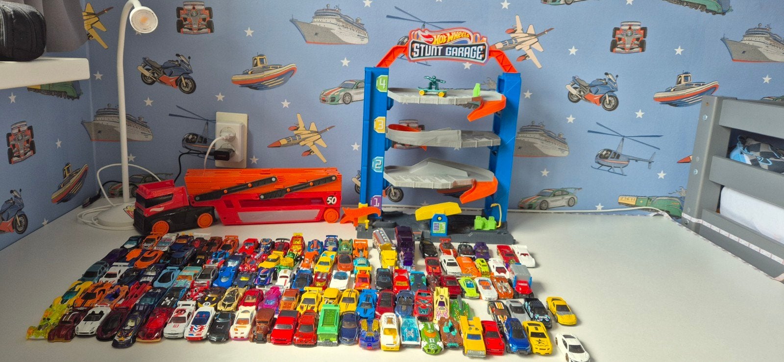 Hot Wheels Stunt Garage met Grote Collectie Auto's, Ophalen, Gebruikt