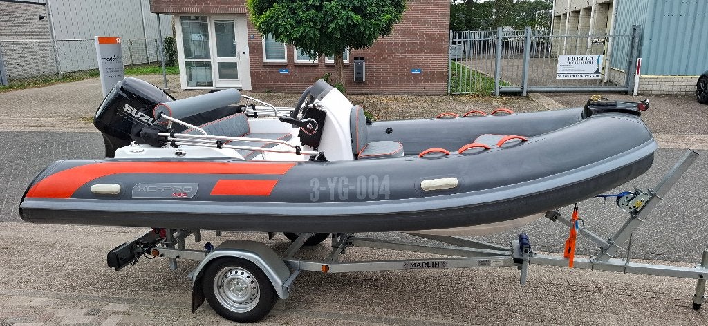 RIB 430 XC PRO / Hypalon + Suzuki 40 pk + kanteltrailer ZGAN, Watersport en Boten, Zo goed als nieuw, 40 pk, Ophalen, Zonnedek