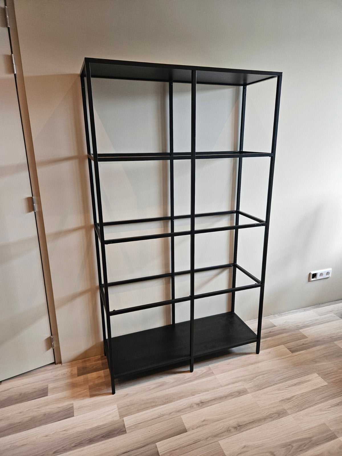 Strak zwart metalen rek met glas en houten planken - Modern, Ophalen, Met plank(en), Modern, Industrieel, Minimalistisch, 50 tot 100 cm