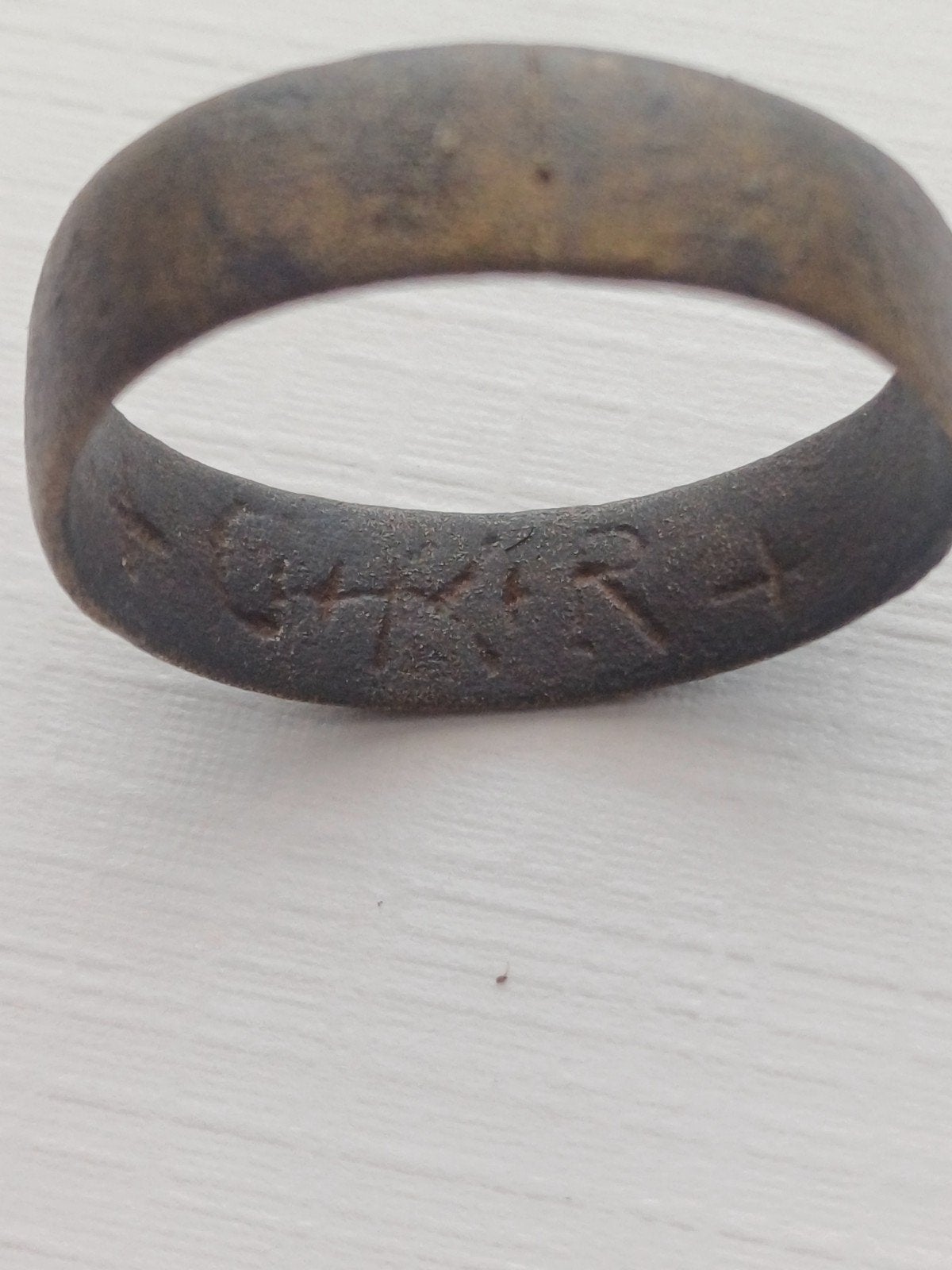 Oude ring bodemvondst met inscriptie, Sieraden, Tassen en Uiterlijk, Gebruikt, Bruin, Ophalen of Verzenden, Dame of Heer