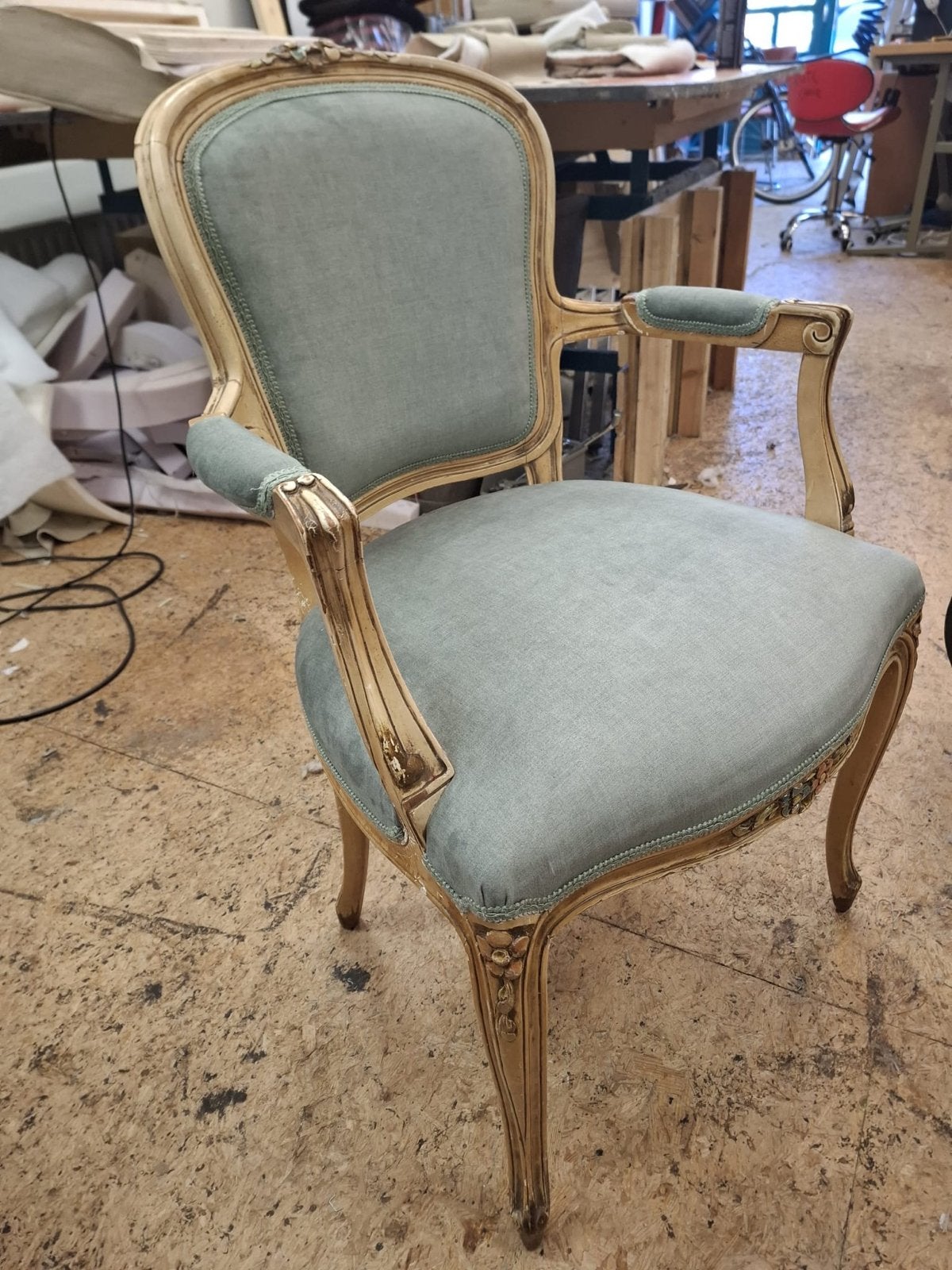Antieke fauteuil in Lodewijk XVI-stijl, opnieuw bekleed, Ophalen