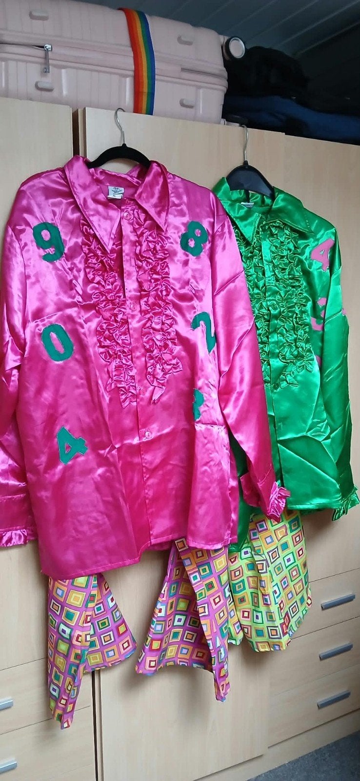 8 bonte broeken met bijpassende bloesjes, Ophalen, Carnaval, Maat 46/48 (XL) of groter, Zo goed als nieuw