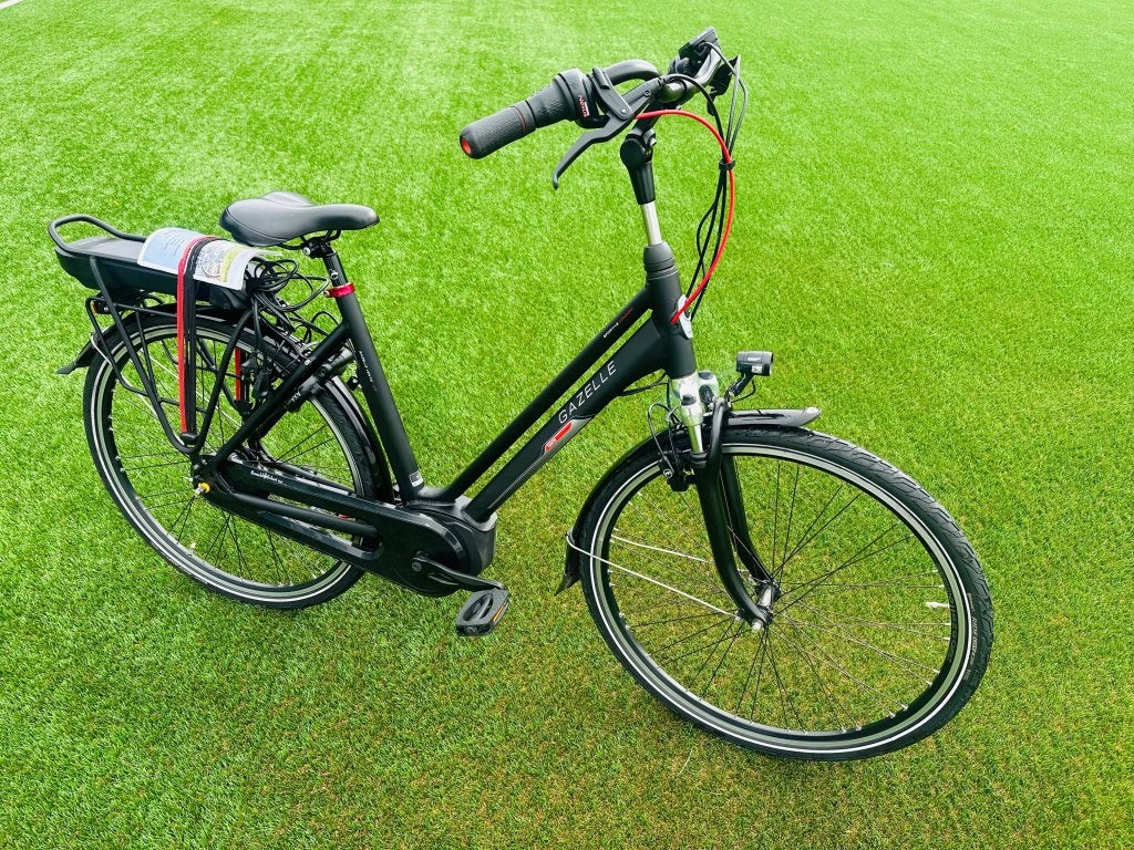 Foto 2 van Gazelle Vento sportive comfort elektrische damesfiets