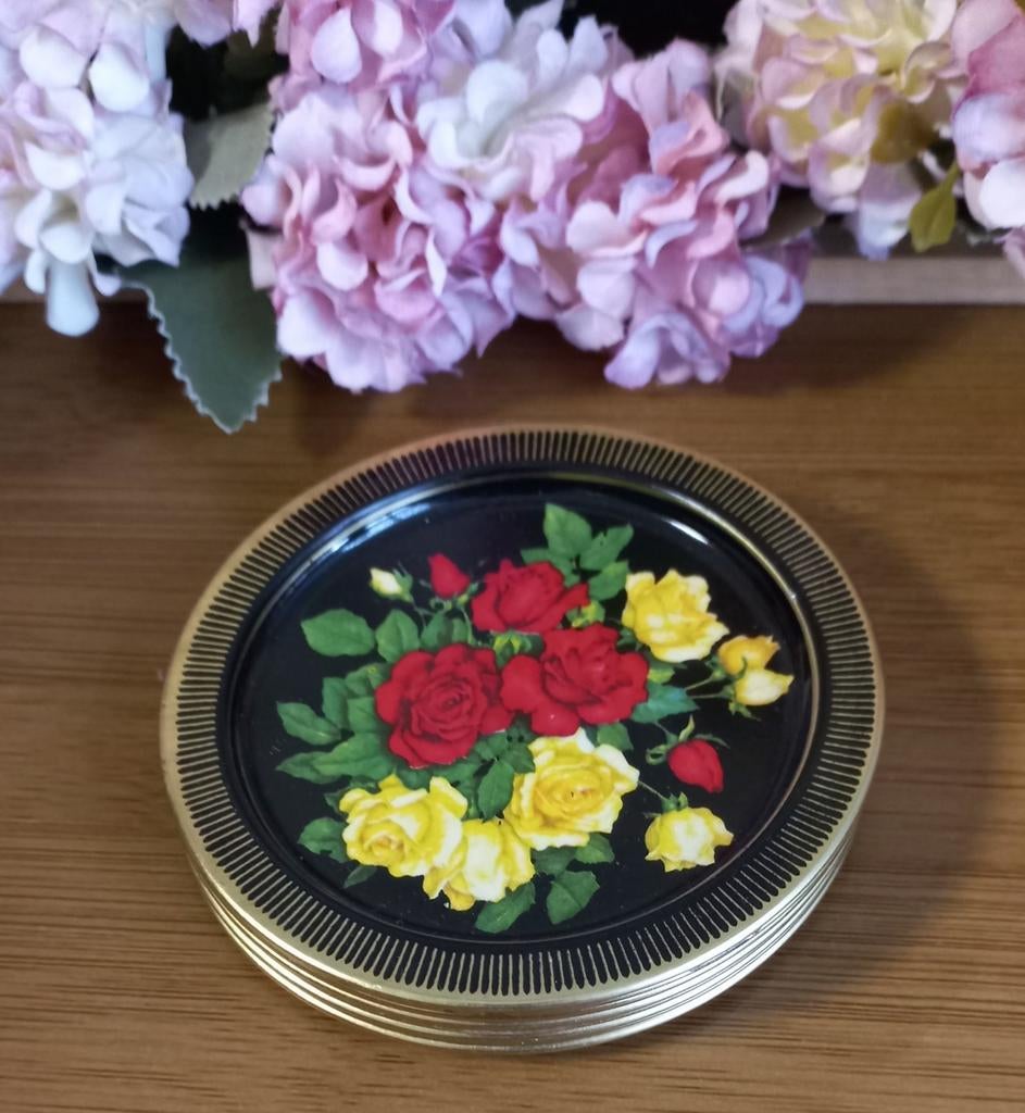 Set van 8 vintage onderzettertjes, rode/gele rozen, Denmark, Ophalen of Verzenden, Gebruikt, Glas of Kopje