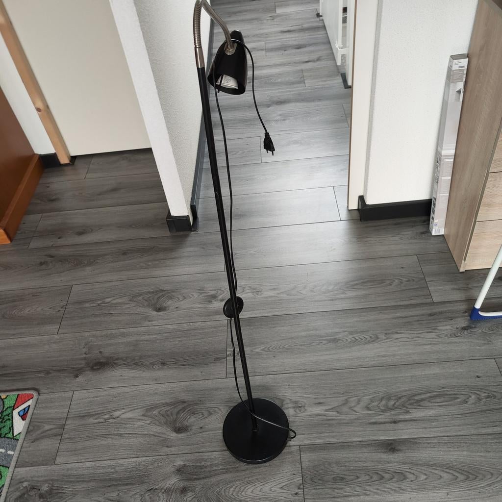 Zwarte vloerlamp met beweegbare veer, Ophalen, Gebruikt, Metaal, 150 tot 200 cm