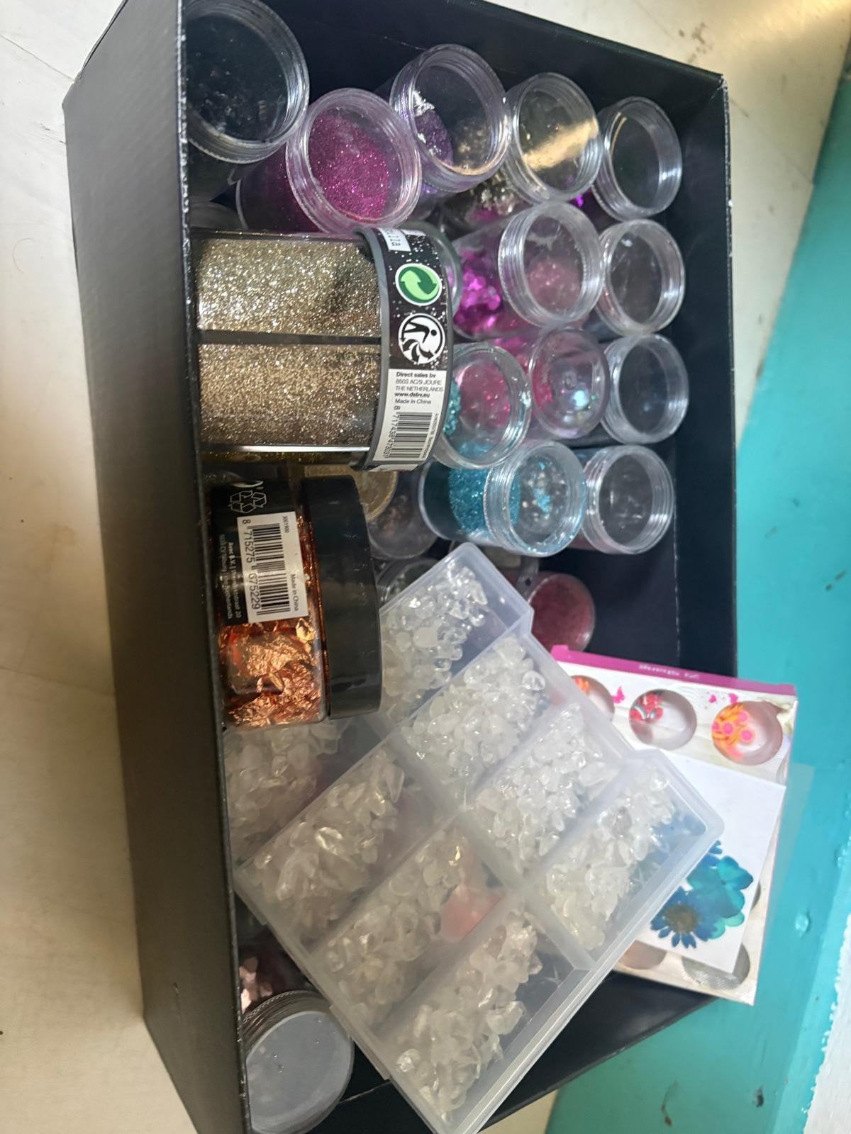 Doos met diverse glitters en knutselmateriaal, Gebruikt, Meerkleurig, Ophalen of Verzenden, Kunststof