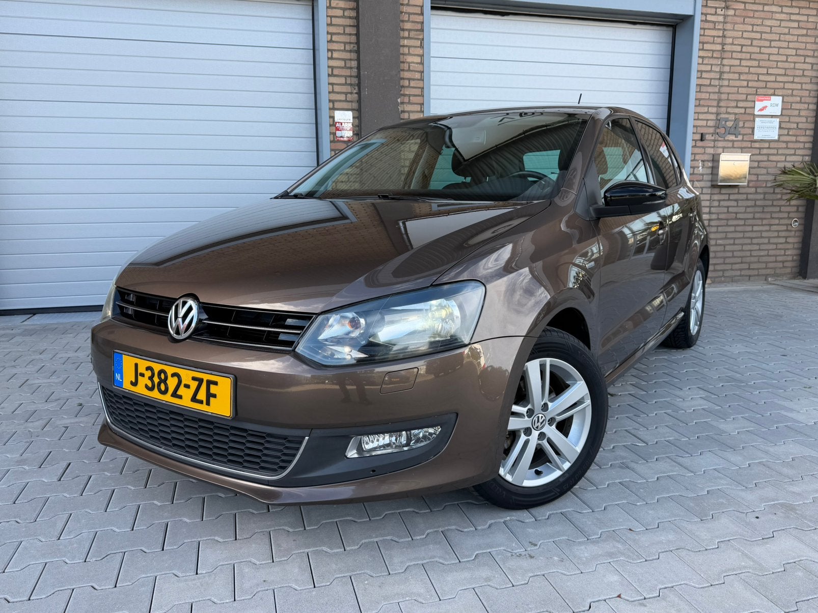 Volkswagen Polo 1.2 TSI HIGLINE/CLIMA/CRUISE/PDC/HALFLEDER, Auto's, Volkswagen, Voorwielaandrijving, Euro 5, 40 €/maand, Zwart