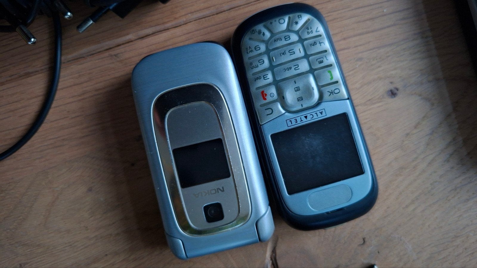 Partij Nokia en Alcatel telefoons met opladers, Fysiek toetsenbord, Ophalen of Verzenden, Minder dan 3 megapixel, Klassiek of Candybar