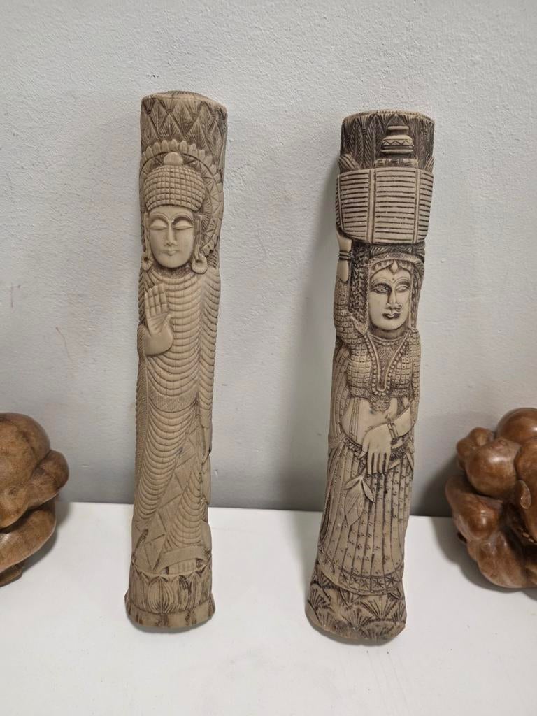 Oude onbeschadigde botgesneden beelden van Parvati en Shiva, Ophalen