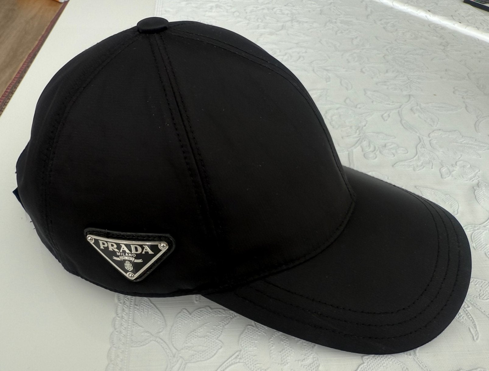 Prada Re-Nylon Pet Zwart - Maat L - Nieuw, Ophalen of Verzenden, Nieuw, 58 of 59 cm (L, 7¼ of ⅜ inch), Pet