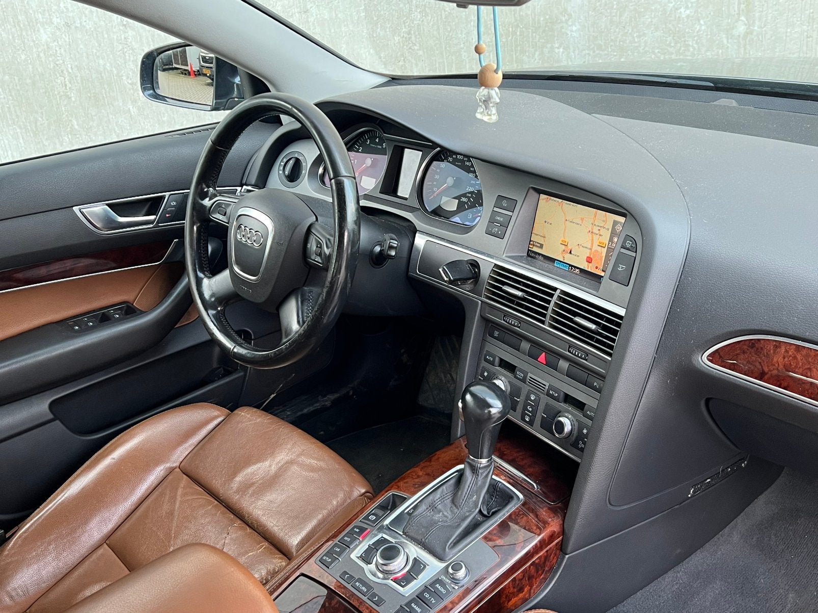 Grijze Nette Audi A6 2.4 V6 FSI 177PK Sedan/NieuweAPK/Leer!, Auto's, Dealer onderhouden, Zilver of Grijs, A6, 750 kg