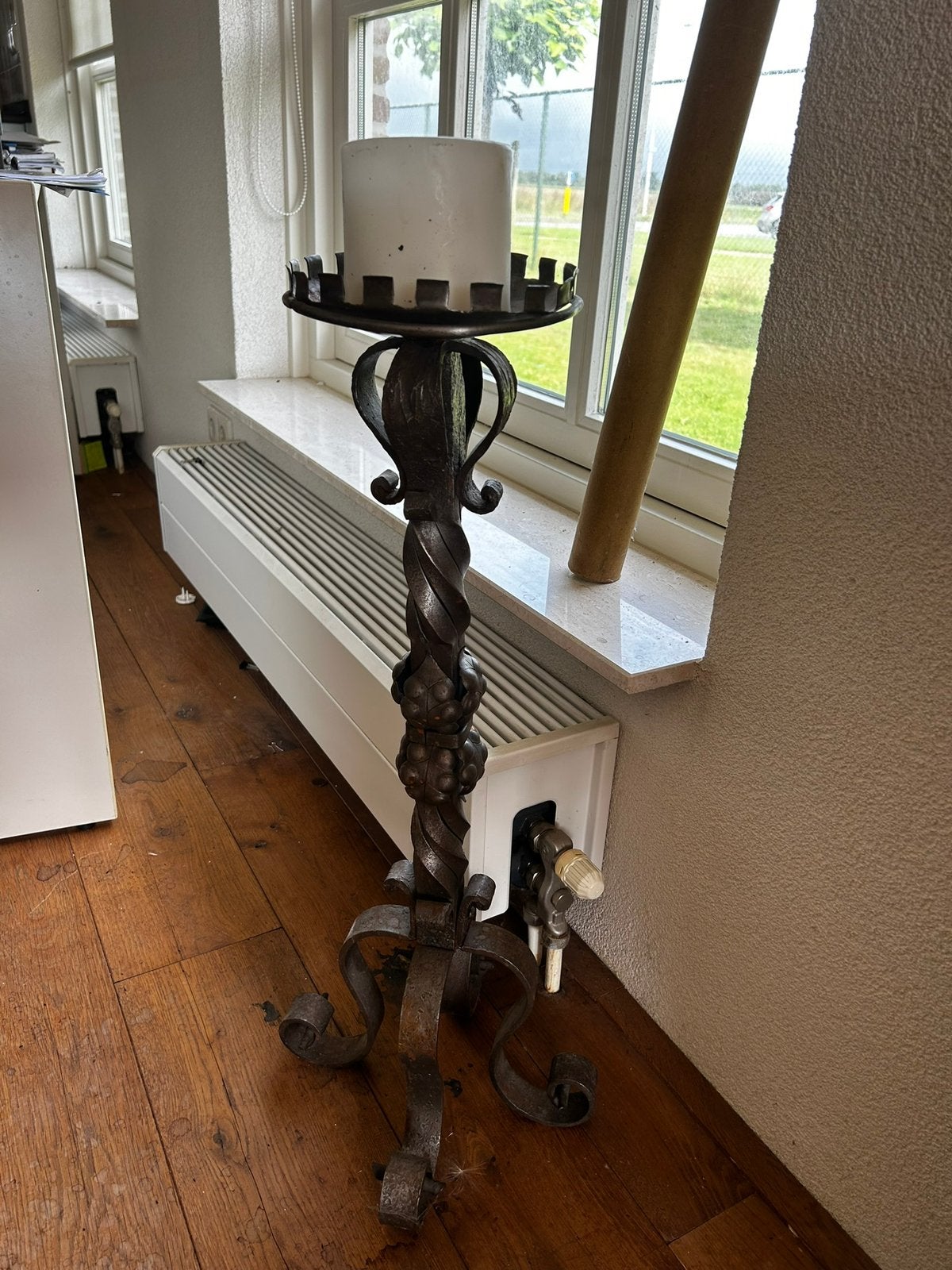 Mooie stevige oude metalen kandelaar. 73 cm hoog, Ophalen, Overige materialen