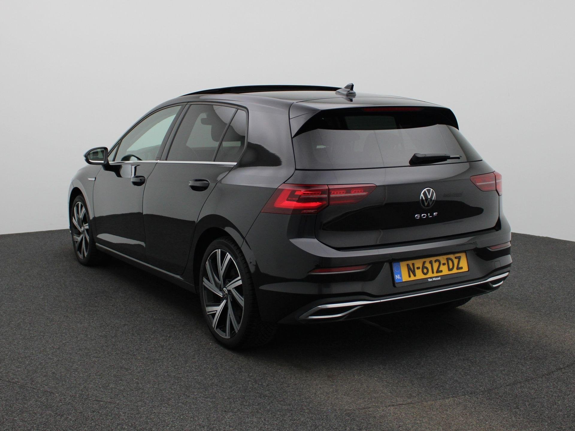 Volkswagen Golf 1.5 eTSI Style, Auto's, 12 maanden, 4 cilinders, Zwart, Origineel Nederlands