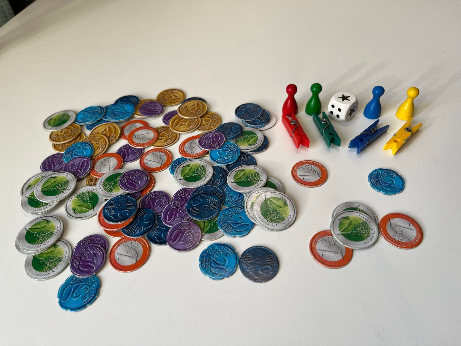Onderdelen Zakgeldspel: Munten, Pionnen, Dobbelsteen, Knijpe, Drie of vier spelers, Ophalen of Verzenden, Gebruikt