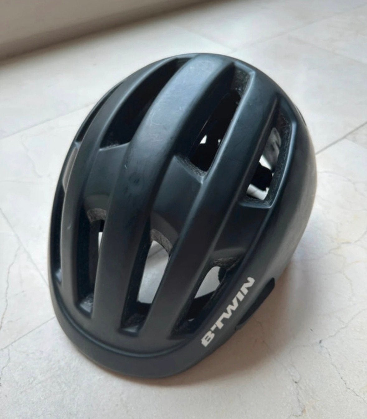 Decathlon zwarte fietshelm, Fietsen en Brommers, Fietsaccessoires | Fietshelmen, Ophalen, Gebruikt, L, Heer of Dame