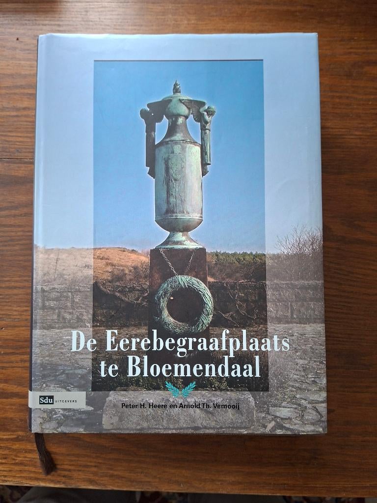 De Eerebegraafplaats te Bloemendaal, Tweede Wereldoorlog, Ophalen of Verzenden, Zo goed als nieuw, Algemeen