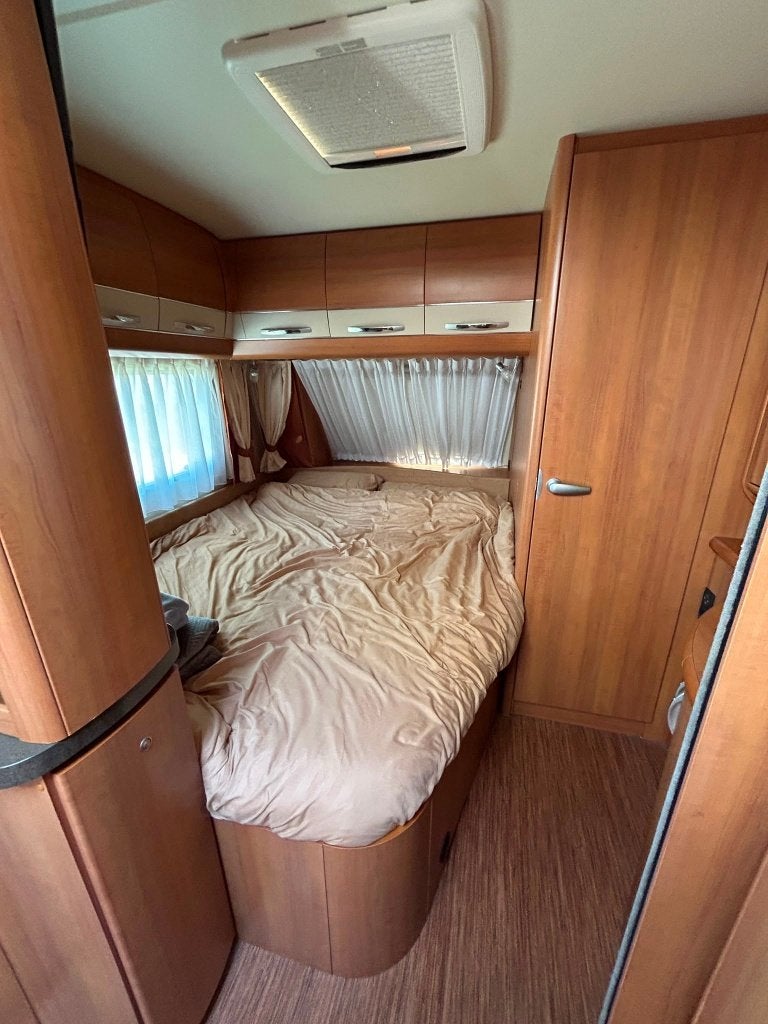 Foto 16 van Hobby 560 UFE, compleet met inventaris en voortent