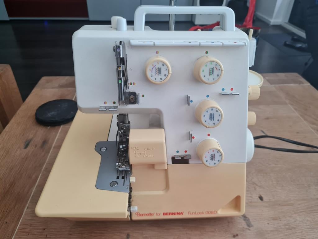 Bernina FunLock 008D Lockmachine, Hobby en Vrije tijd, Naaimachines en Toebehoren, Ophalen of Verzenden, Gebruikt, Lockmachine