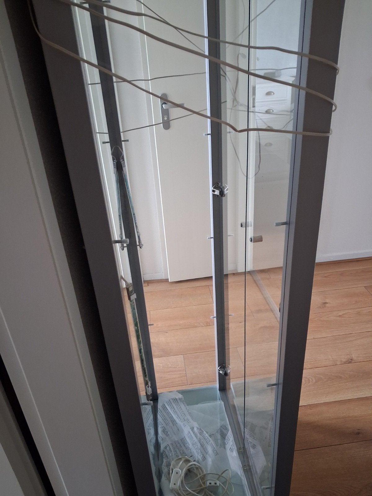 Glazen vitrinekast met 2 deuren en 4 glazen platen, Ophalen, 50 tot 100 cm, Glas, Modern