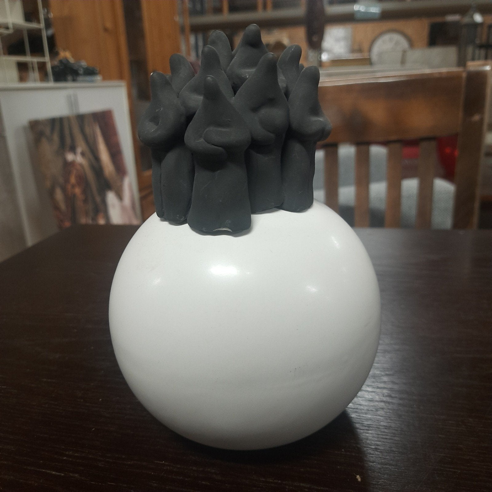 Abstracte sculptuur Henk Bloks zwarte figuren op witte bol, Minder dan 20 cm, Ophalen of Verzenden, Handgemaakt, Steen of Keramiek