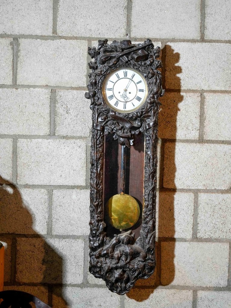 Antieke wandklok met rijk gesneden houten kast en slinger, Antiek en Kunst, Ophalen