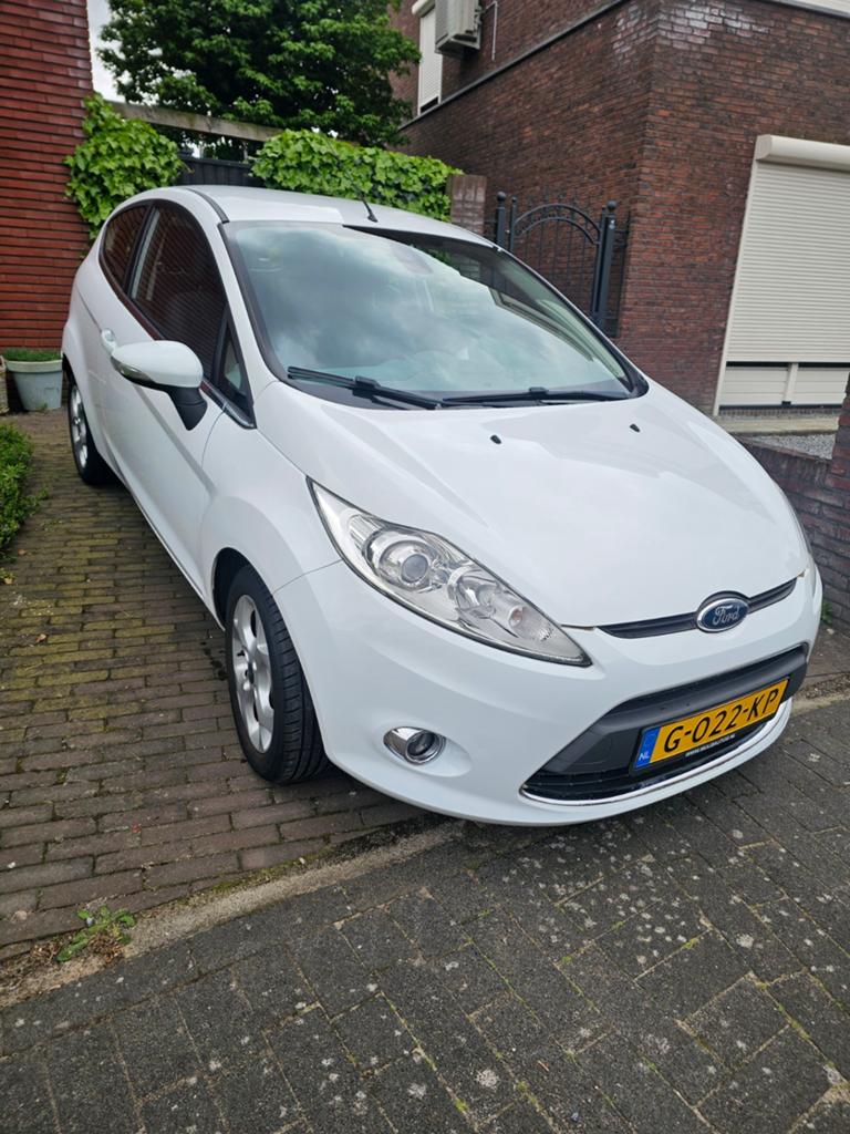 Ford Fiësta 1.4 71KW 3DR 2010 Wit, Auto's, Voorwielaandrijving, 31 €/maand, 4 cilinders, Wit