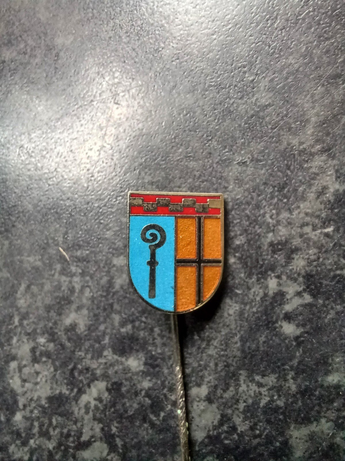 Emaille speldje Mönchengladbach (wapenschild stadswapen), Verzamelen, Ophalen of Verzenden, Gebruikt, Stad of Land, Speldje of Pin
