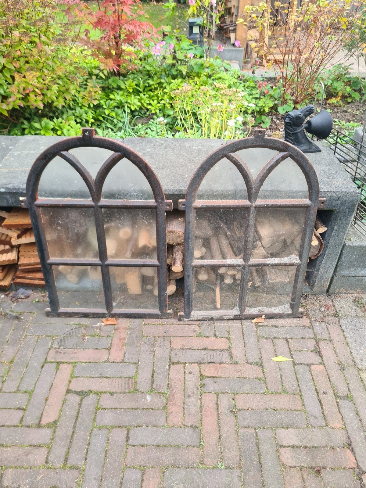 Set van 2 Antieke Gotische Gietijzeren Ramen, Ophalen