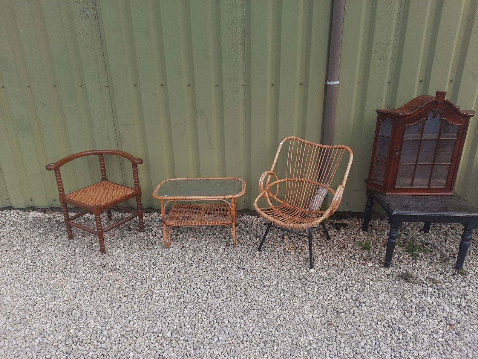 Vintage meubels: stoelen, tafels en vitrinekast, Ophalen