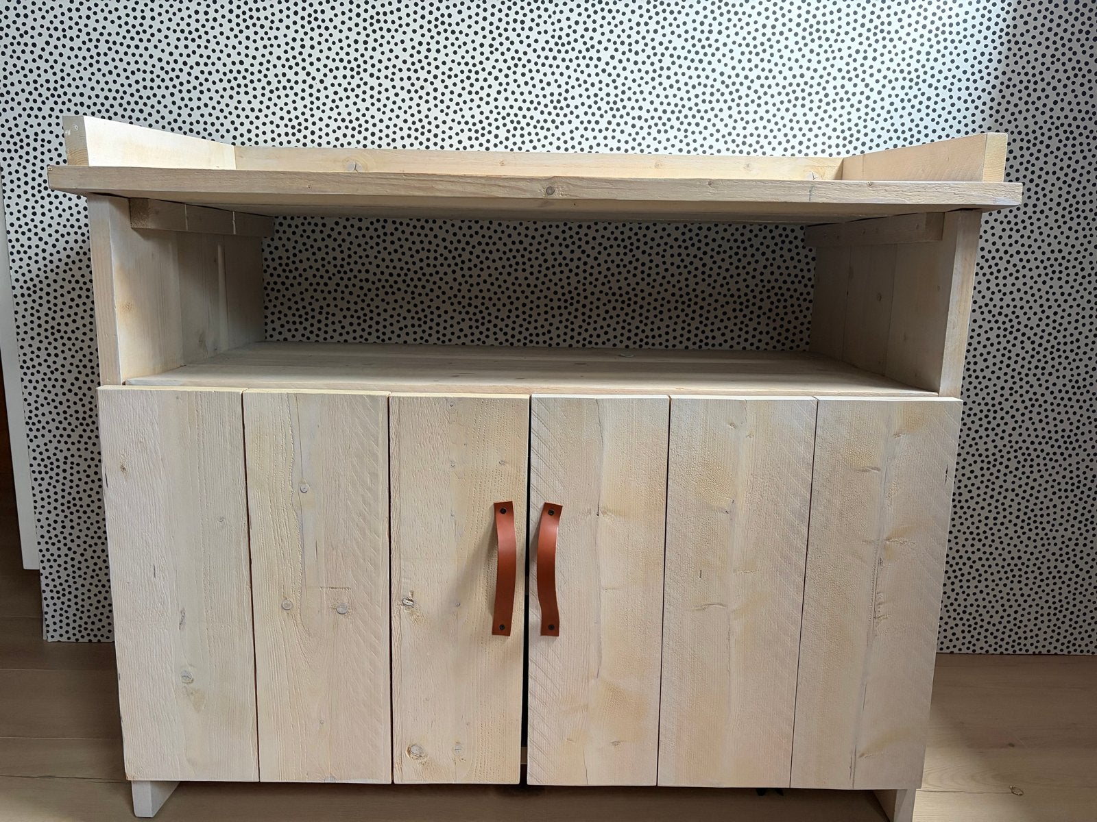 Stevige houten commode met opstaande rand en opbergruimte, Ophalen, 50 tot 70 cm, Zo goed als nieuw, 75 tot 100 cm