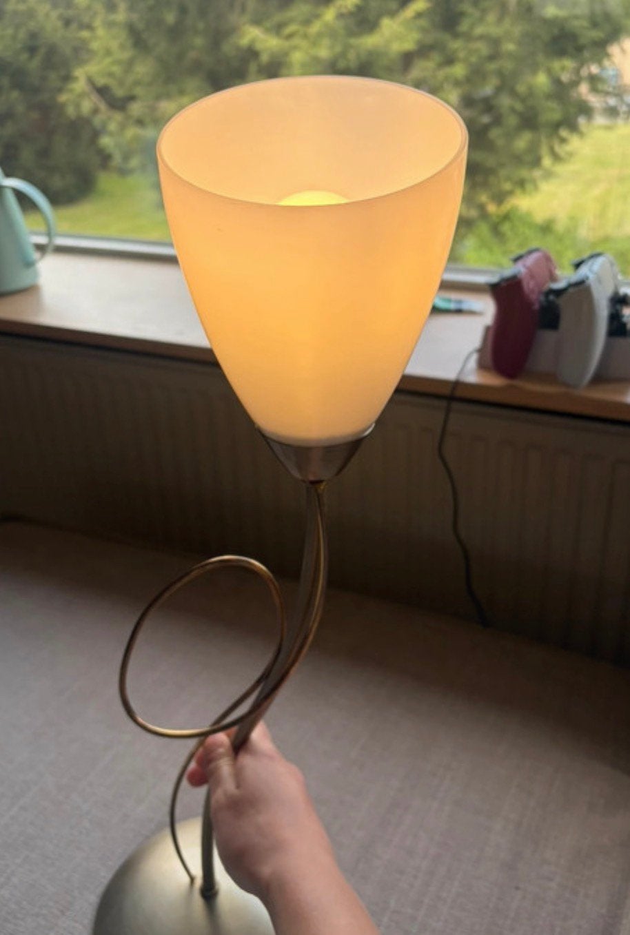 Elegante tafellamp met melkglas en messing details, Ophalen of Verzenden, Zo goed als nieuw, Glas, 50 tot 75 cm