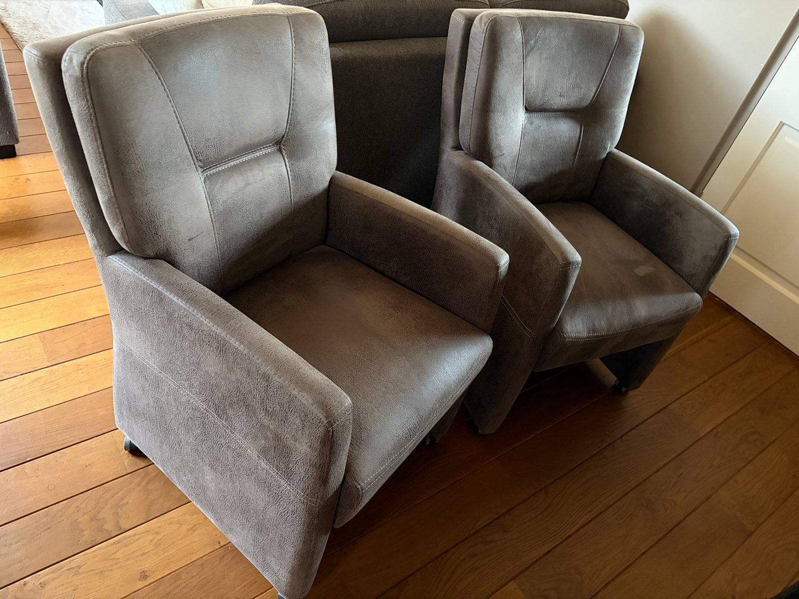 Foto 2 van Vier comfortabele eetkamerstoelen - bruin