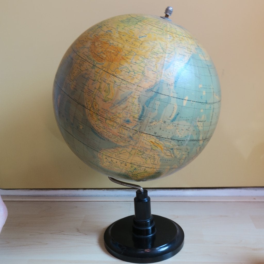 Grote oude wereldbol op  bakelieten voet (2), Verzenden, 33 cm, Antieke wereldbol, Papier/karton