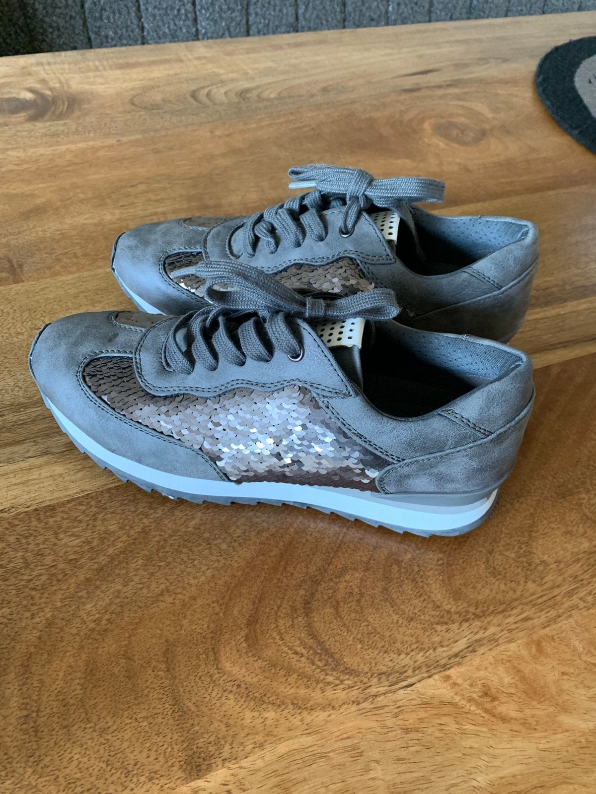 Sneakers met pailletten in taupekleur, maat 38, NIEUW!, Overige kleuren, Nieuw, Ophalen of Verzenden, Sneakers of Gympen