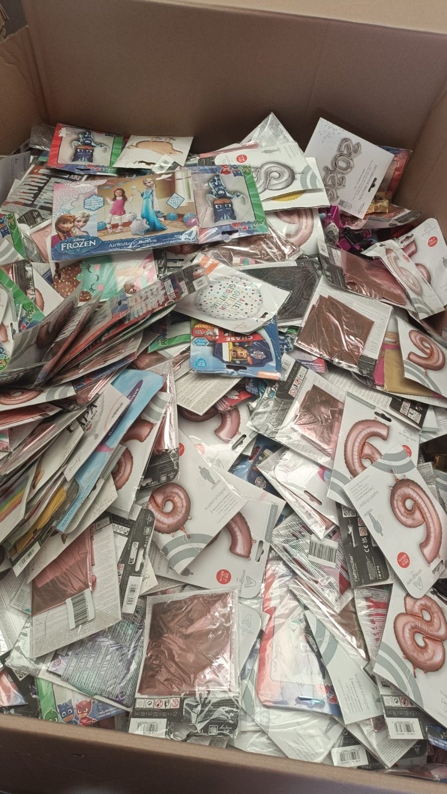 Grote partij ballonnen in palletbox - Feestartikelen, Diversen, Rommelmarktspullen, Ophalen, ., ., .