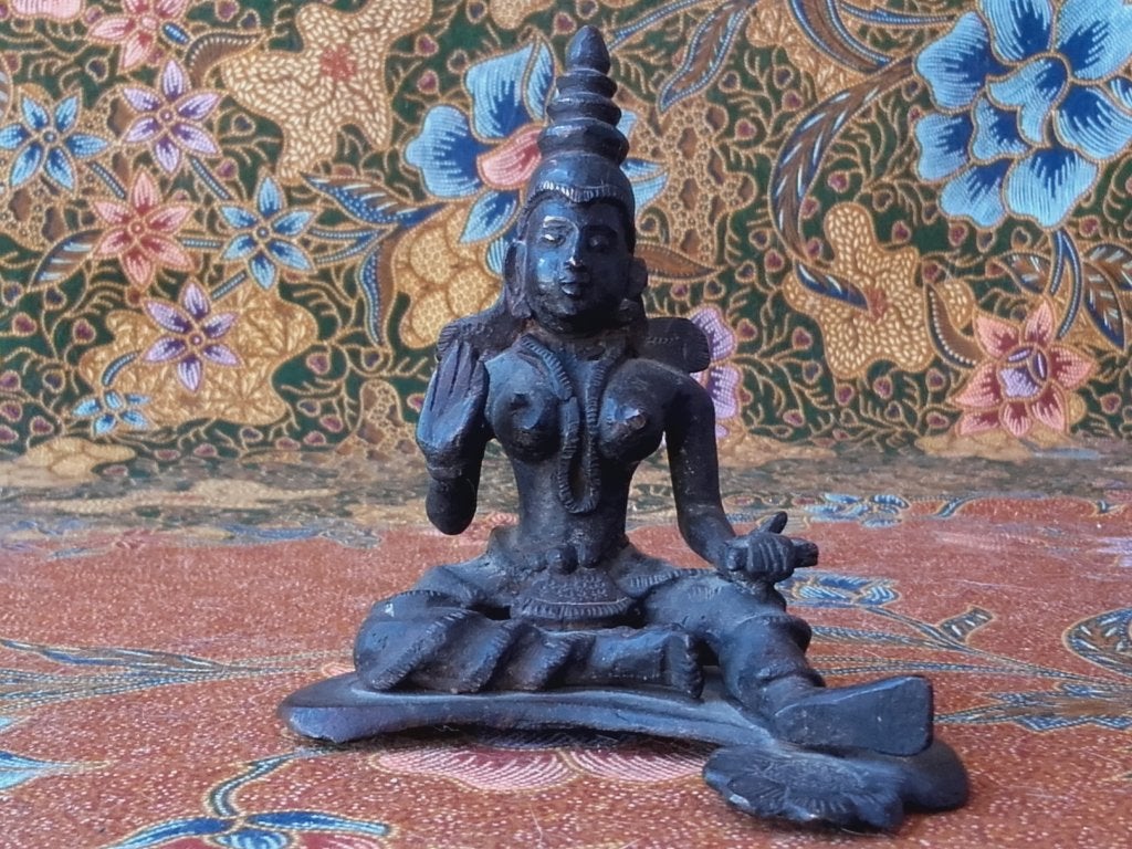 Antiek brons tempelbeeldje uit India van een Devi 10 cm., Antiek en Kunst, India, Handgemaakt, Ophalen of Verzenden, Brons