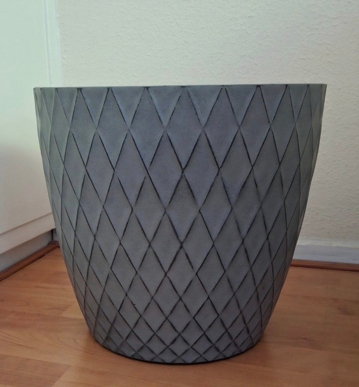 Moderne grijze bloempot met ruitpatroon (kunststof), Ophalen, Kunststof, Minder dan 60 cm, Rond