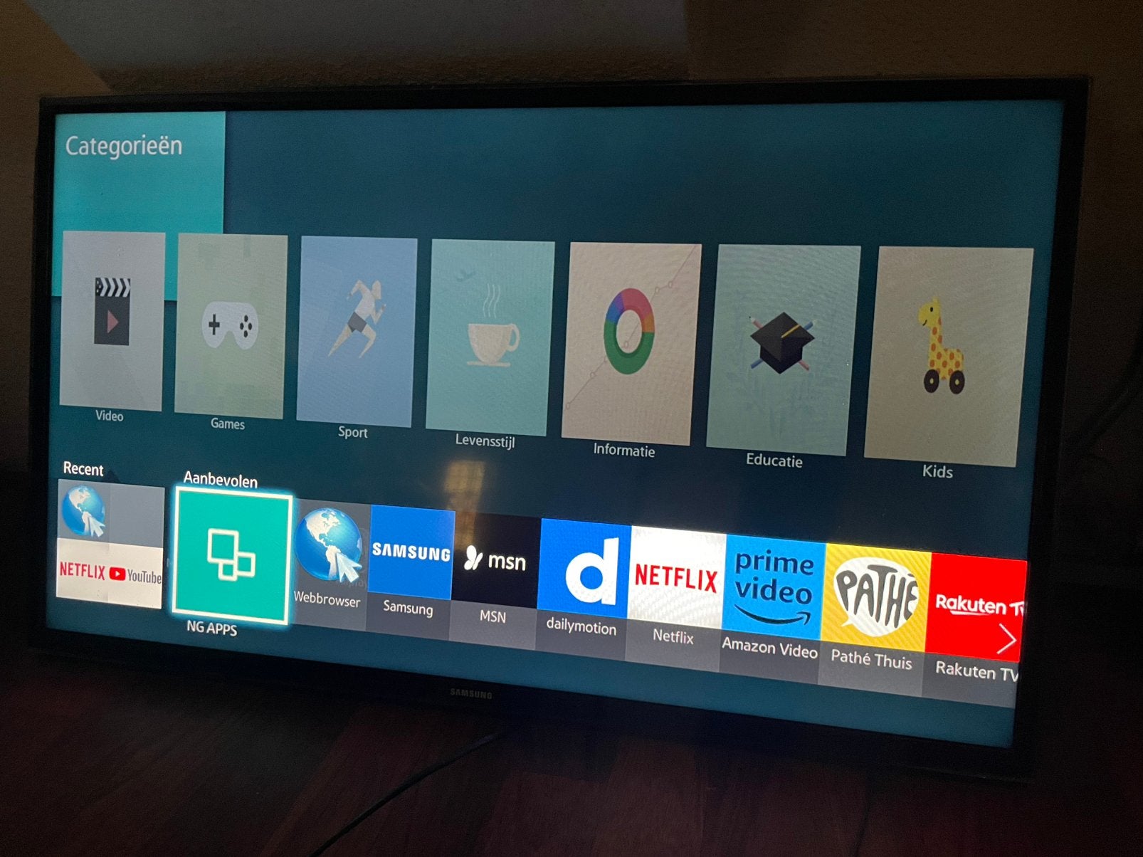Samsung 32 inch smart tv - wifi - voet + muurbeugel, Ophalen of Verzenden, Zo goed als nieuw, 50 Hz, Samsung