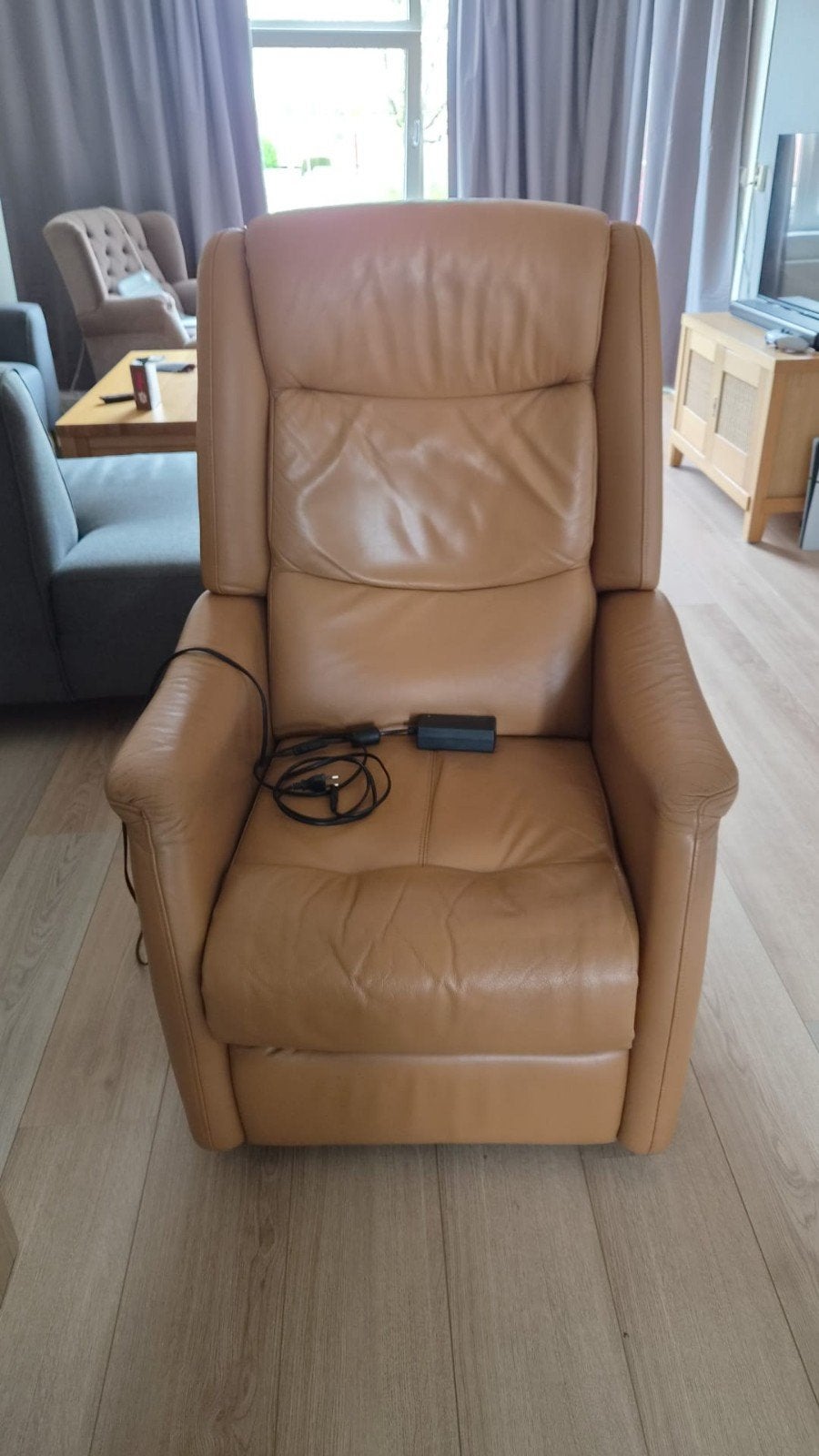 Leren relaxfauteuil met sta-op functie, Gebruikt, Modern comfort, Ophalen of Verzenden, 50 tot 75 cm