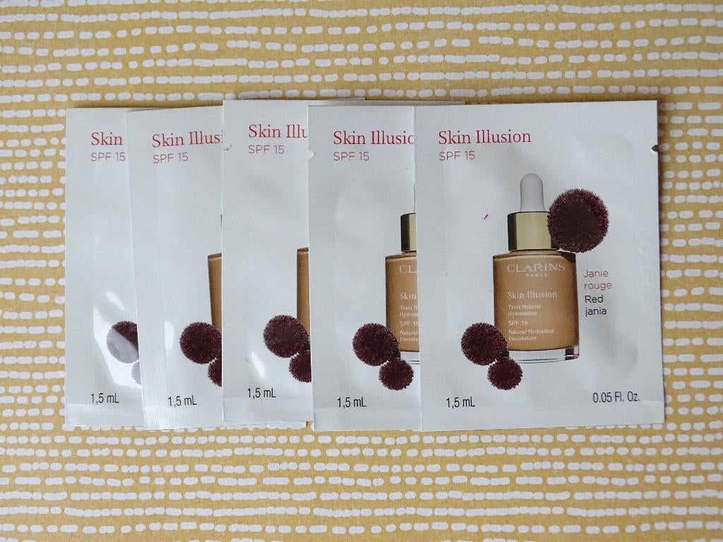 Clarins Skin Illusion Foundation SPF15 nr. 107C (10 proefjes, Overige kleuren, Gehele gezicht, Nieuw, Ophalen of Verzenden