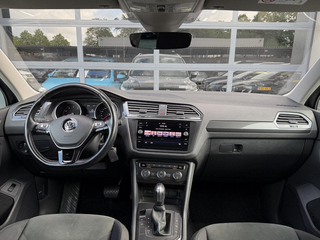 Volkswagen Tiguan 1.5 TSI ACT R-Line Pano | Camera | Dealer, Stof, 150 pk, SUV of Terreinwagen, 5 stoelen