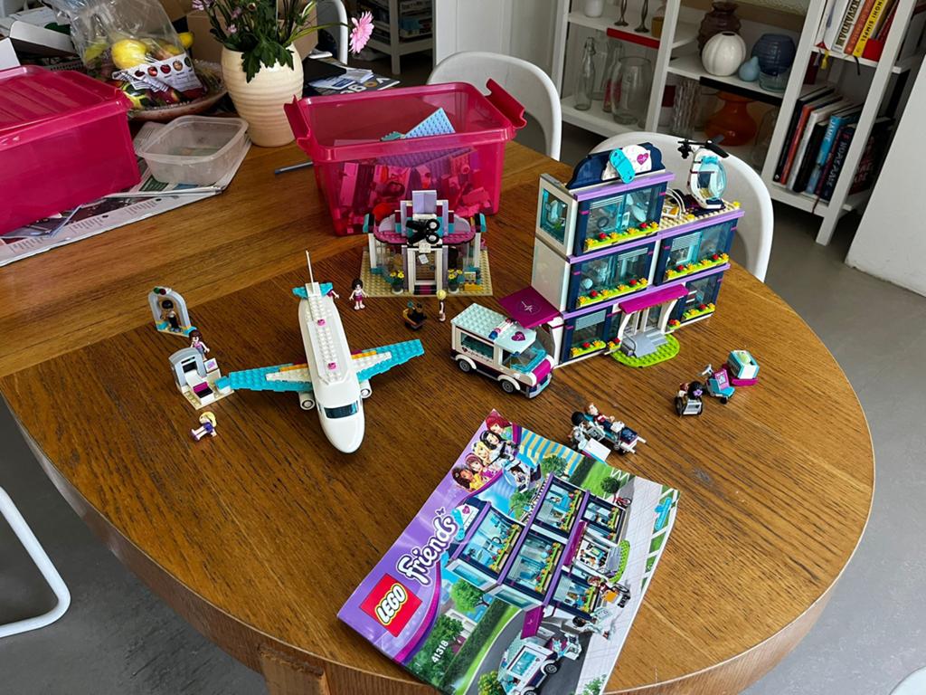 Lego Friends set: Ziekenhuis, vliegtuig en kapsalon, Ophalen, Inclusief minifiguren, Gebruikt, Lego